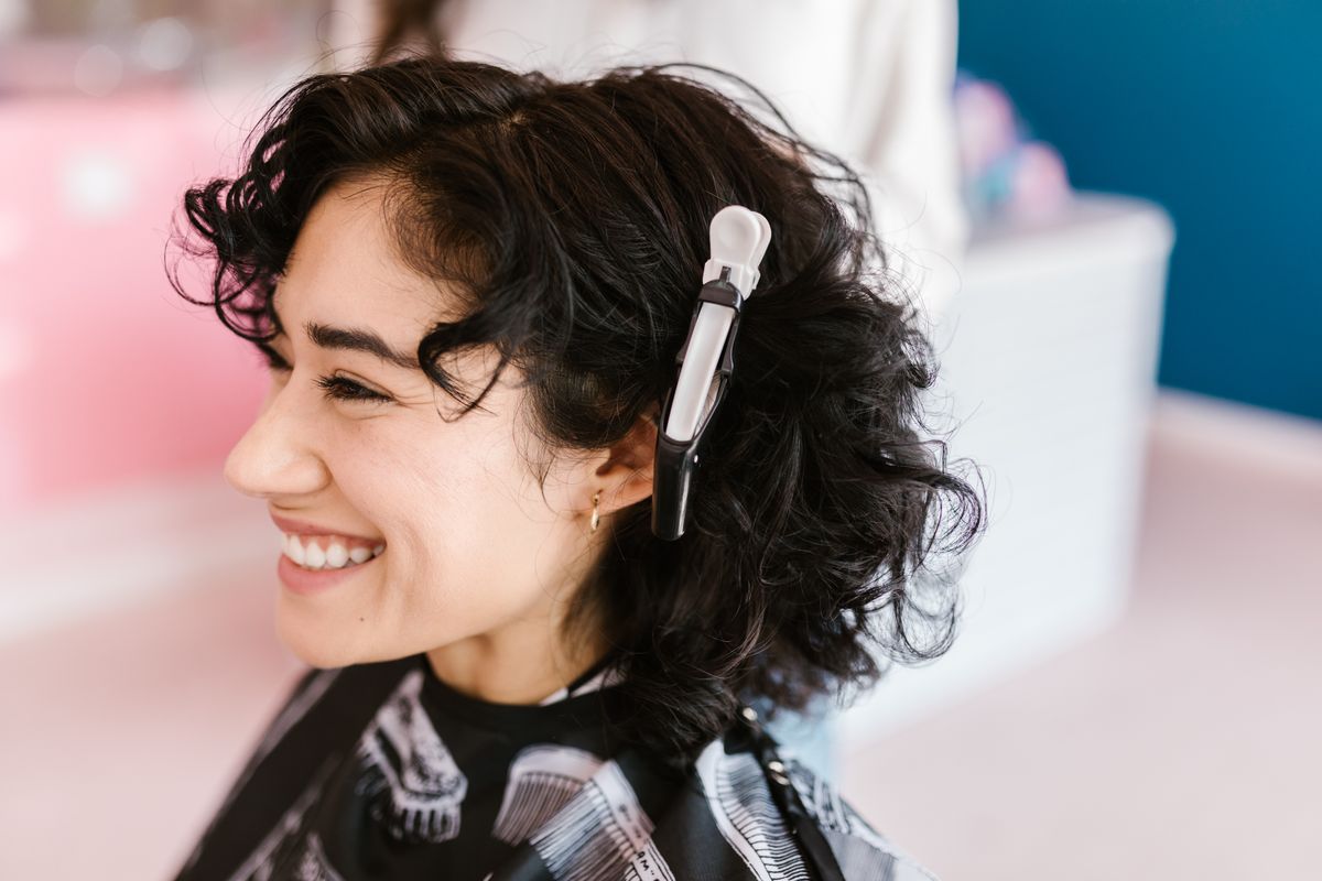 Cachos definidos e com volume natural, finalizados no salão