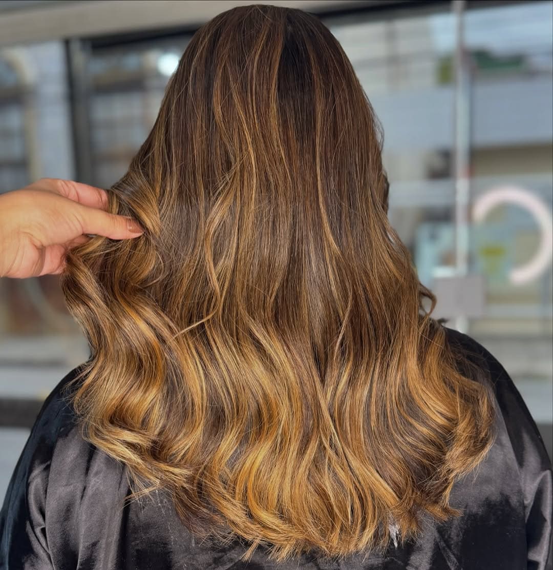 Ondas soltas e definidas sendo ajustadas à mão, com movimento e brilho natural