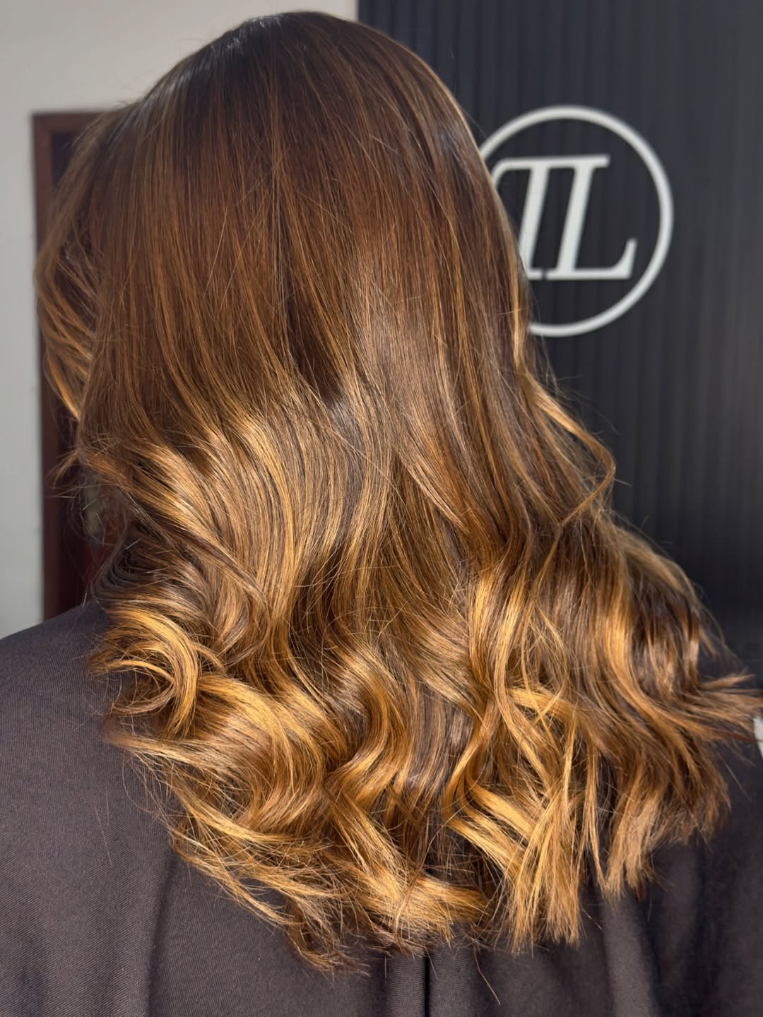 Castanho com dourado, luz e leveza